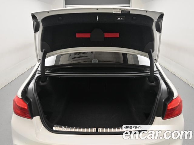 BMW 5-Series 2018 — photo 19