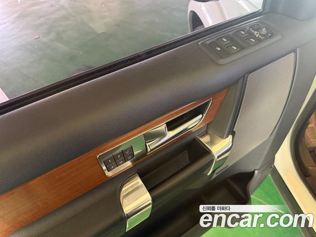 Land Rover Discovery 2016 — photo 17
