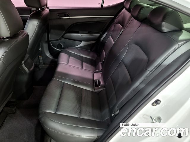 Hyundai AVANTE 2018 — photo 19