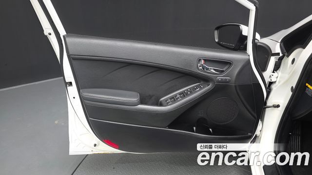 Kia K3 2015 — photo 14