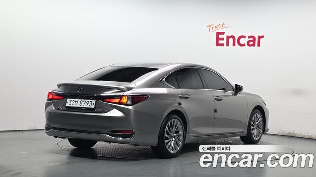 Lexus ES 2019 — photo 2