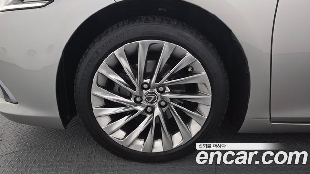 Lexus ES 2019 — photo 5