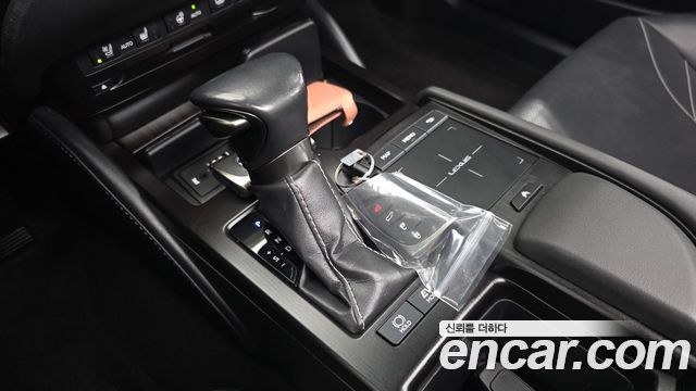 Lexus ES 2019 — photo 9