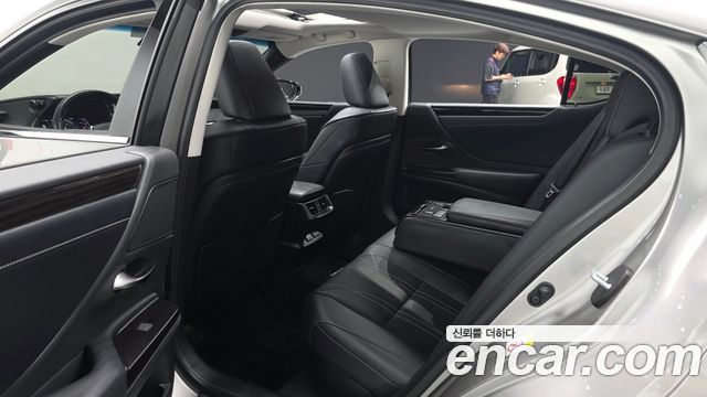 Lexus ES 2019 — photo 11