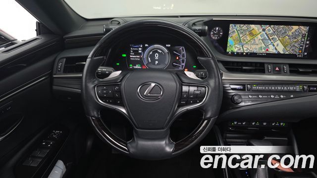 Lexus ES 2019 — photo 14