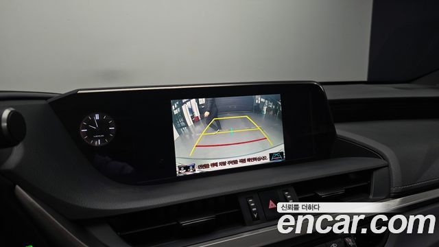 Lexus ES 2019 — photo 16
