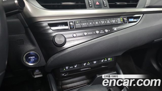 Lexus ES 2019 — photo 17