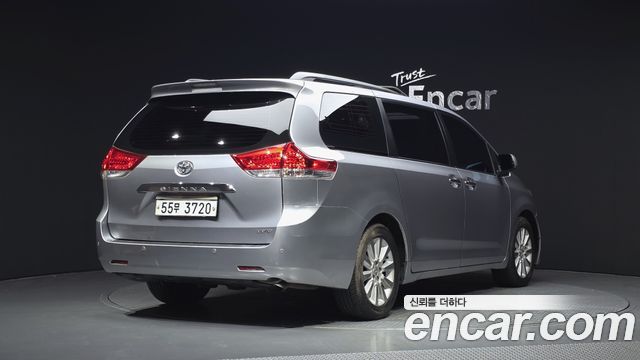 Toyota Sienna 2013 — photo 2