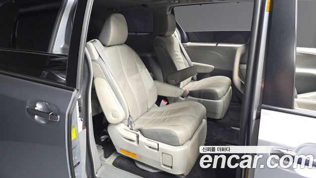 Toyota Sienna 2013 — photo 11