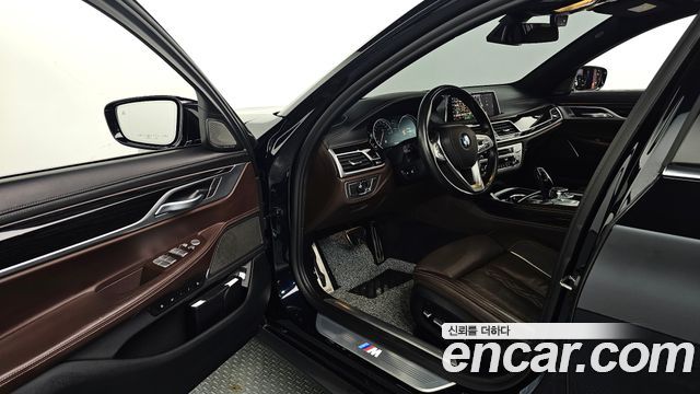 BMW 7-Series 2019 — photo 13