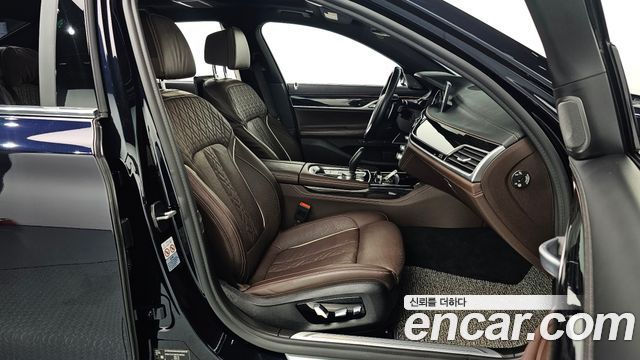BMW 7-Series 2019 — photo 17
