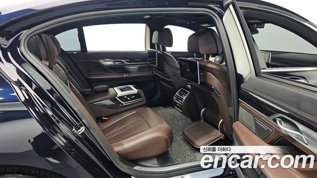BMW 7-Series 2019 — photo 18