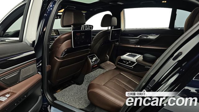 BMW 7-Series 2019 — photo 16