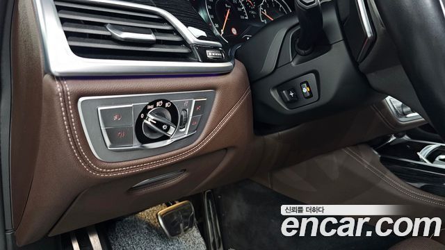 BMW 7-Series 2019 — photo 27