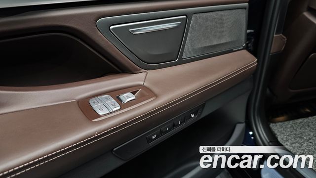 BMW 7-Series 2019 — photo 36