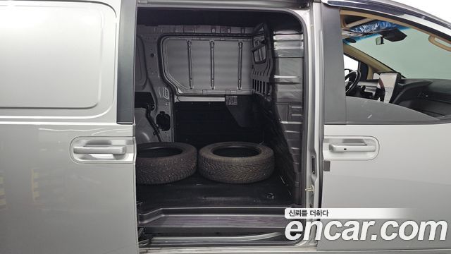 Hyundai Staria 2025 — photo 13