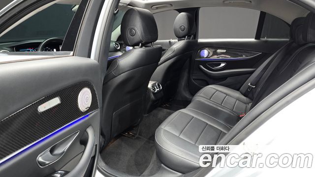 Mercedes-Benz E-Class 2017 — photo 11