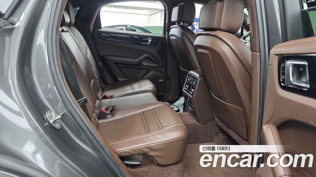 Porsche Cayenne 2021 — photo 17