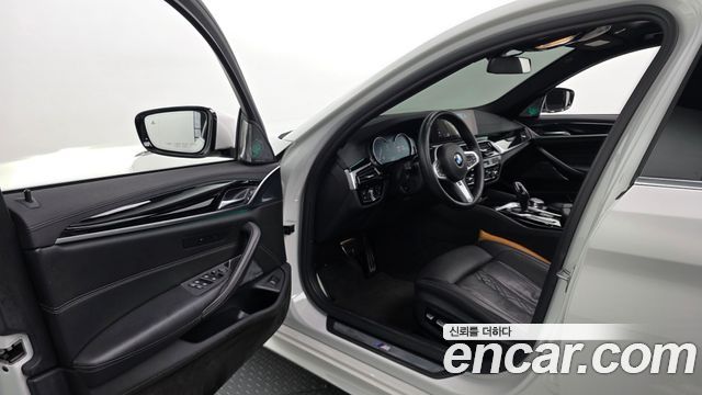 BMW 5-Series 2018 — photo 10