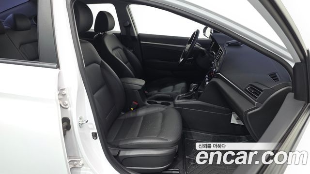 Hyundai AVANTE 2019 — photo 16