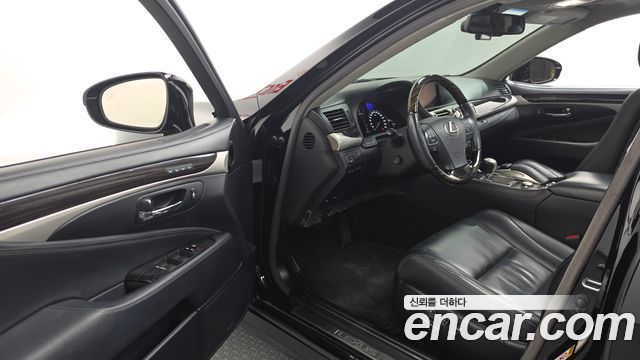 Lexus LS 2016 — photo 10