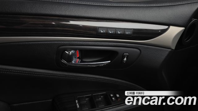 Lexus LS 2016 — photo 19
