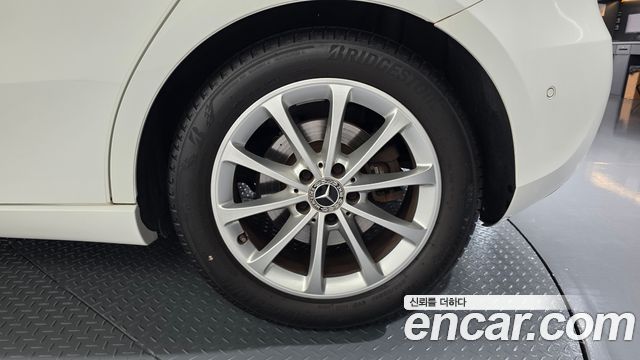 Mercedes-Benz A-Class 2020 — photo 7