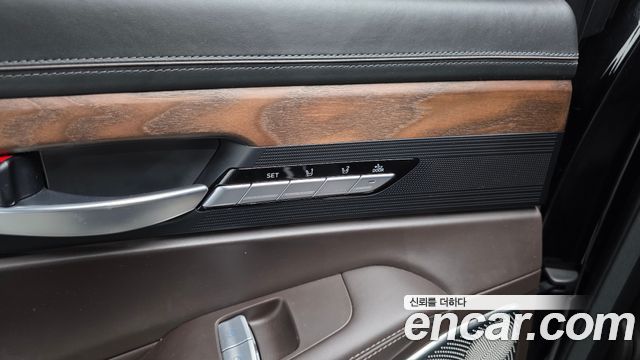 Genesis G90 2019 — photo 28