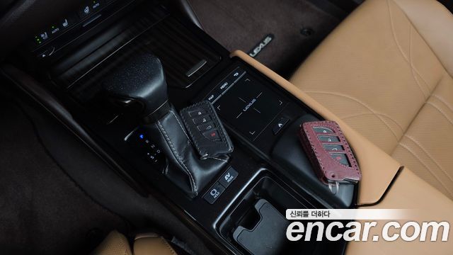 Lexus ES 2021 — photo 12