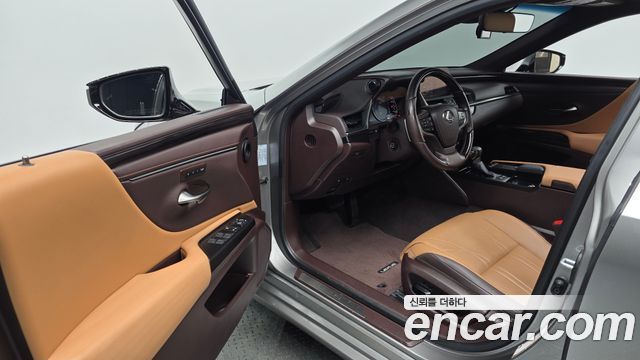 Lexus ES 2021 — photo 13