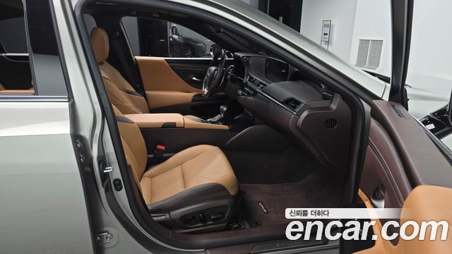 Lexus ES 2021 — photo 17