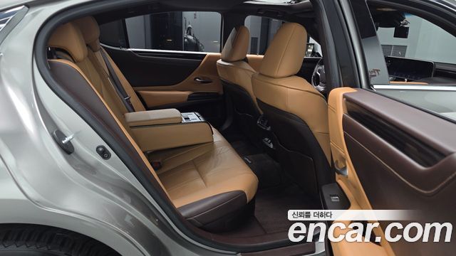 Lexus ES 2021 — photo 18