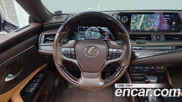 Lexus ES 2021 — photo 19