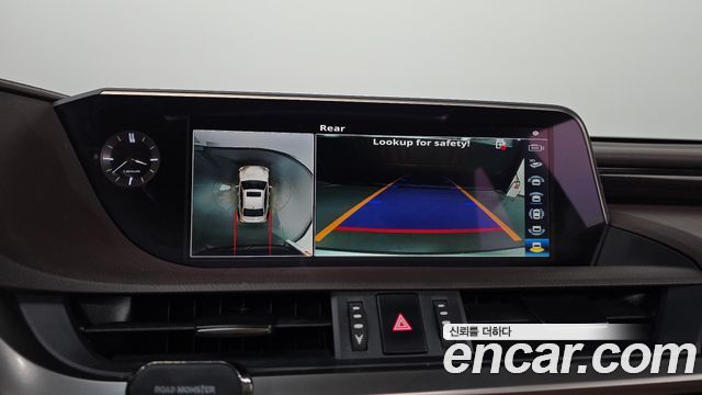 Lexus ES 2021 — photo 21