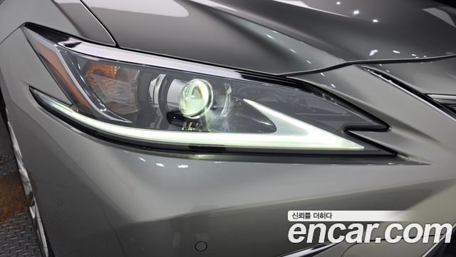 Lexus ES 2021 — photo 8