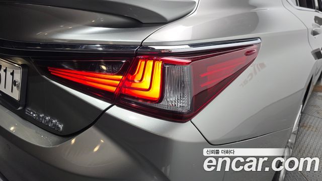 Lexus ES 2021 — photo 9
