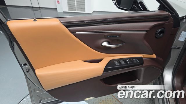 Lexus ES 2021 — photo 14