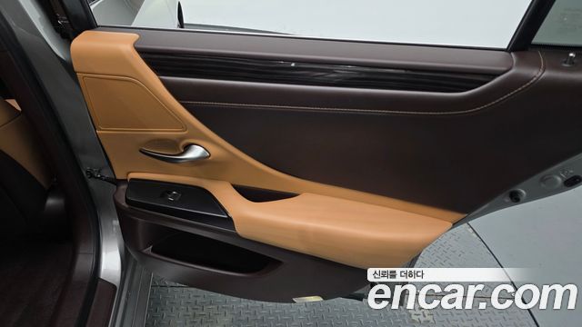 Lexus ES 2021 — photo 15