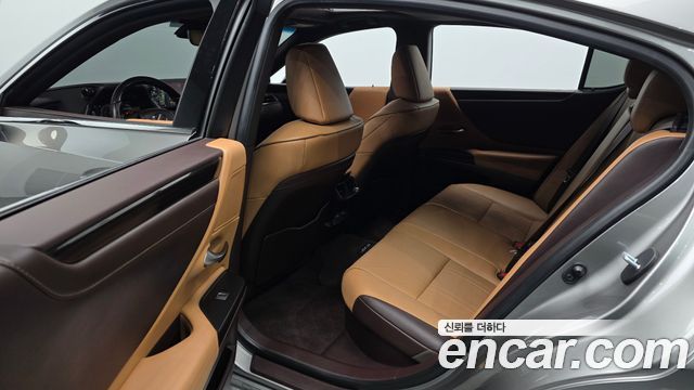Lexus ES 2021 — photo 16