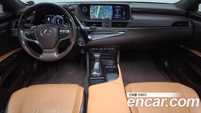 Lexus ES 2021 — photo 30