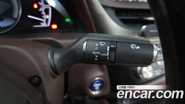 Lexus ES 2021 — photo 33