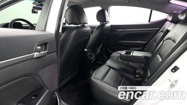 Hyundai AVANTE 2016 — photo 11