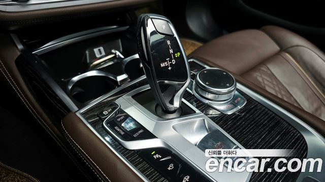 BMW 7-Series 2017 — photo 9