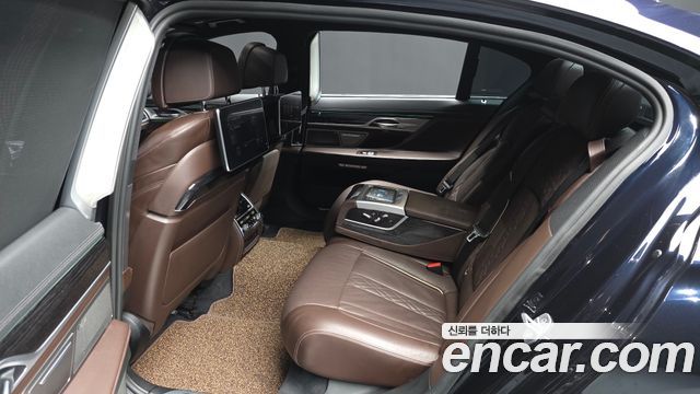 BMW 7-Series 2017 — photo 11