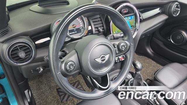 Mini Cooper Convertible 2017 — photo 19
