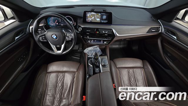 BMW 5-Series 2018 — photo 10