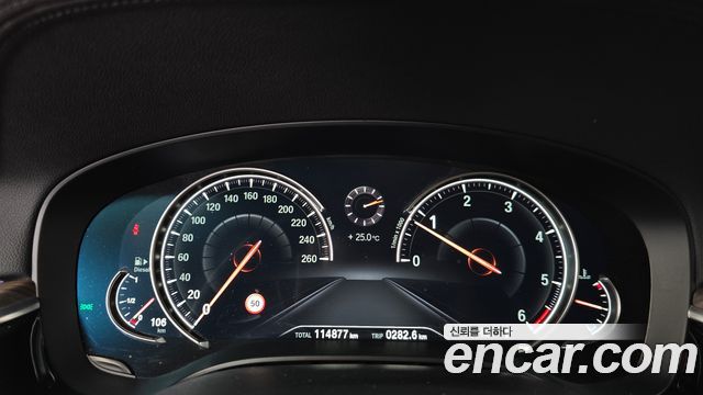 BMW 5-Series 2018 — photo 11