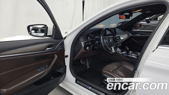 BMW 5-Series 2018 — photo 13