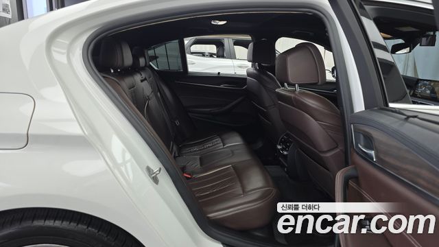 BMW 5-Series 2018 — photo 17