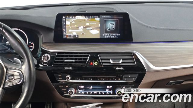 BMW 5-Series 2018 — photo 18